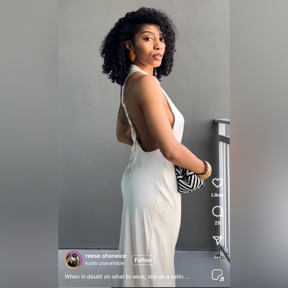 Elegant Cream Sleeveless Dress - Picture 6 of 8